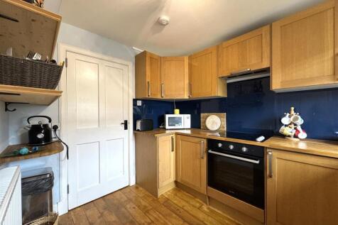 KITCHEN 2.JPG