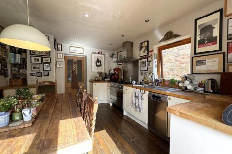 KITCHEN 2.JPG