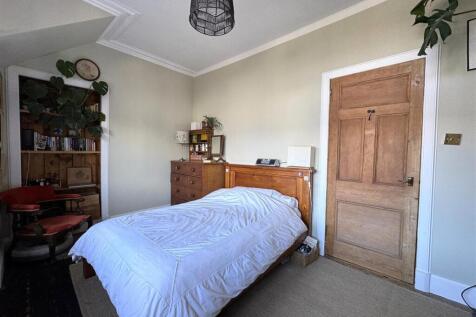 MASTER BEDROOM.JPG