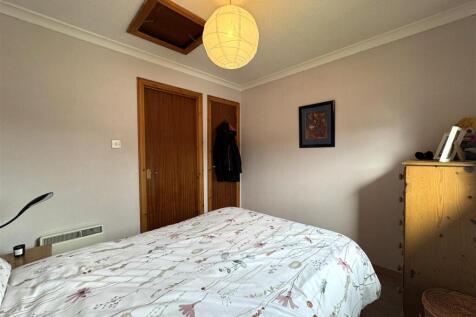 BEDROOM 1.1.JPG
