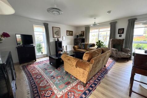 LOUNGE 2.JPG
