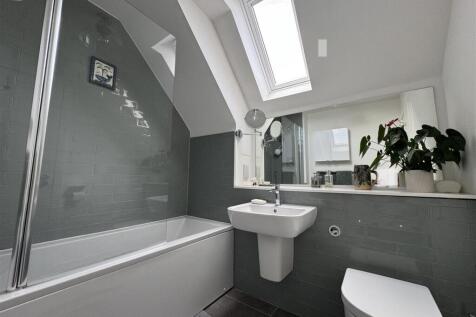 BATHROOM 1.JPG