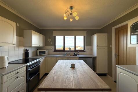 KITCHEN 2.JPG