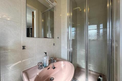 ENSUITE 2.JPG