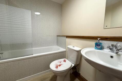 BATHROOM 1.JPG