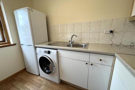 KITCHEN 2.JPG