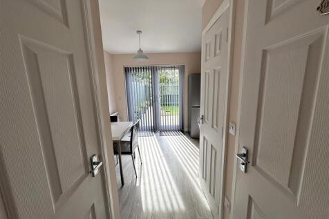 HALLWAY TO KITCHEN.JPG