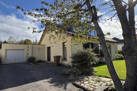 HOUSE WITH GARAGE.JPG