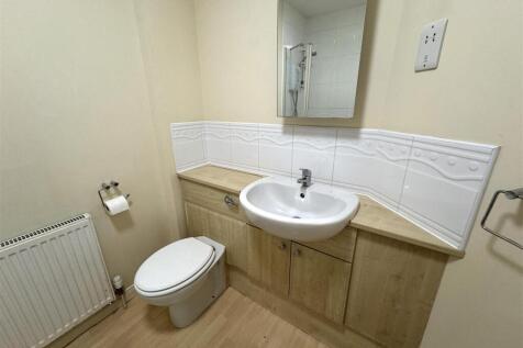 BATHROOM 1.JPG