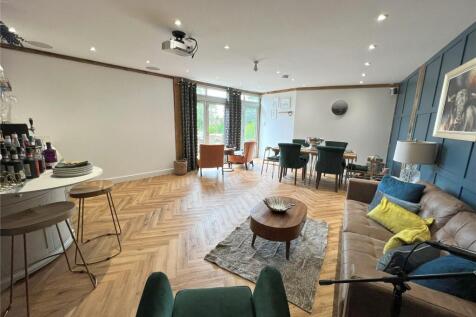 Media Room/Bar