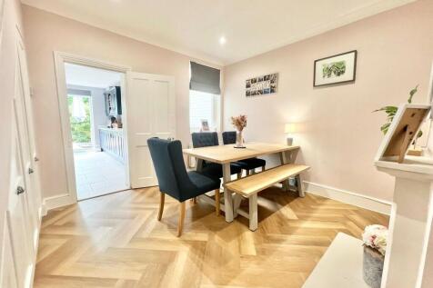 DInning room phot...