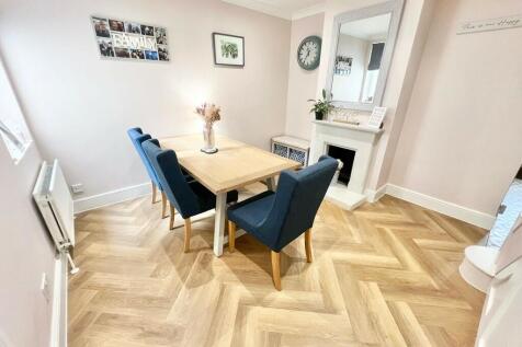 Dinning room king...