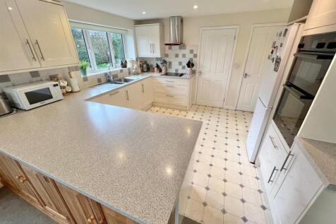 Kitchen/ Dining Room
