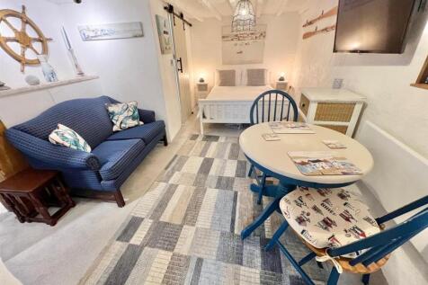 Bedroom/ Lounge/