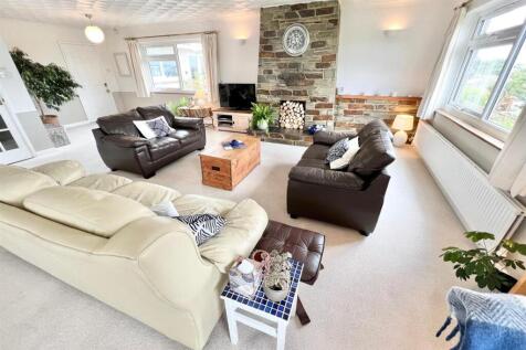 Lounge/ Dining Room