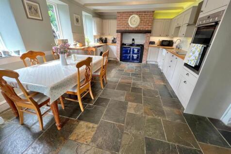 Kitchen/ Dining Room