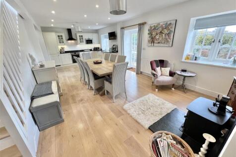 Kitchen/ Dining Room