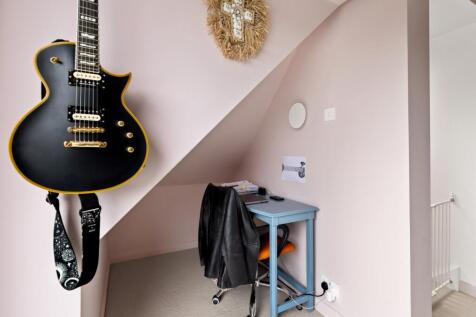DESK/MAKE-UP SPACE