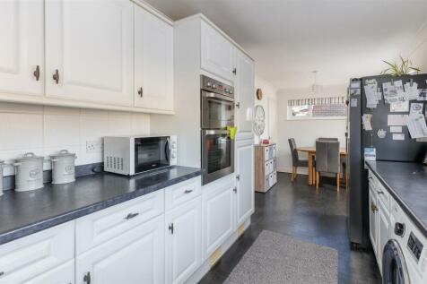 Kitchen 2.jpg