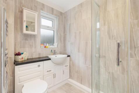 Bedroom 2 ensuite