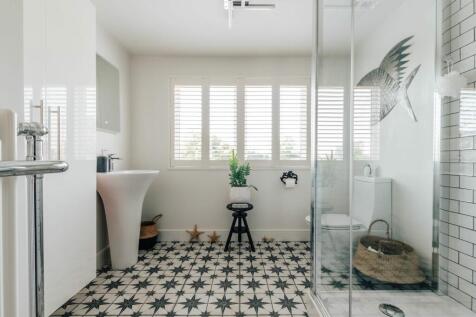 En-Suite to Master Bedroom