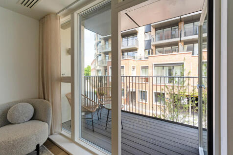 93441_Empire House Apartment  (25)_low.jpg