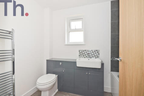 Family Bathroom (2).JPG