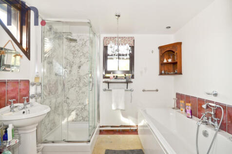 En-suite Bathroom.JPG