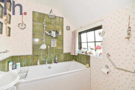 Bathroom.JPG