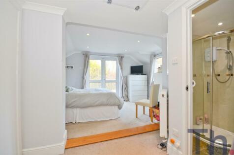 Bedroom1 with En-suite Shower Room.JPG