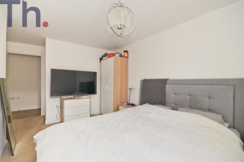 Bedroom 1 (2).JPG