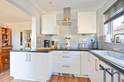 Kitchen (2).JPG