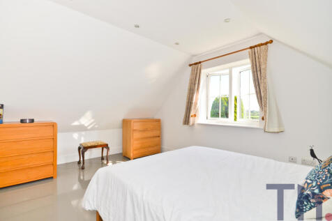 Bedroom 1 (2).JPG