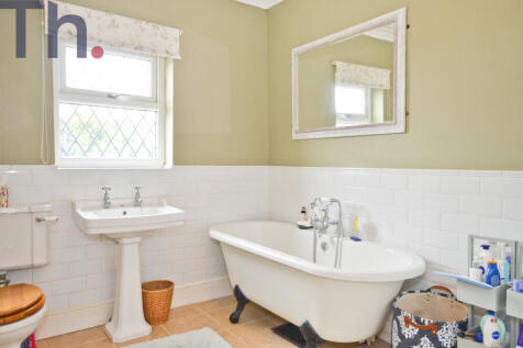 Bathroom (2).JPG