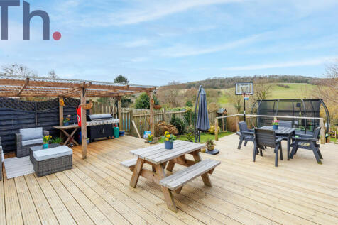 Raised Decking &amp; Outdoor Dining Area