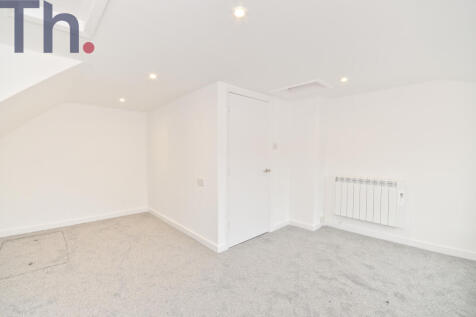 Bedroom 1 (2).JPG