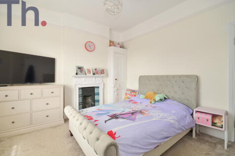 Bedroom 2 (2).JPG