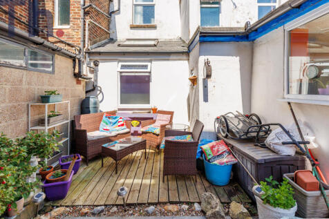 Courtyard &amp; Decked Garden Area