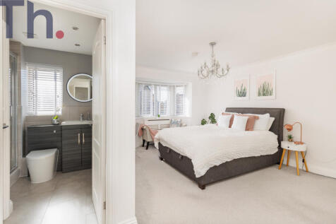 Master Bedroom with En-Suite Shower Room