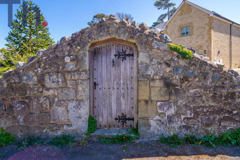 Feature Side Gate