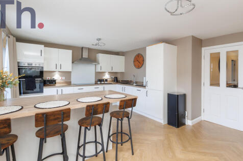 Kitchen &amp; Dining Area