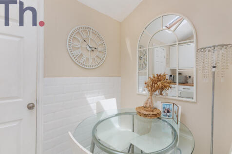 Breakfast/Dining Area