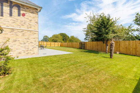 Extensive Sunny Garden