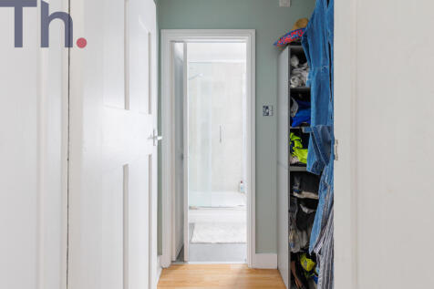 Dressing Area &amp; Shower Room