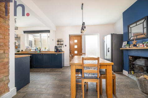 Dining Area &amp; Kitchen