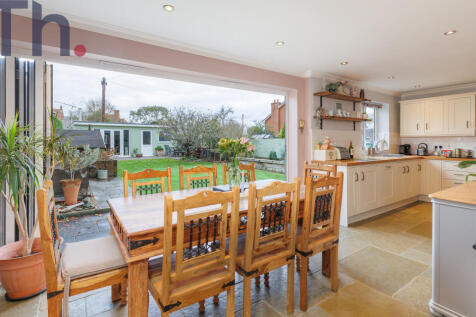 Breakfast/Dining Area