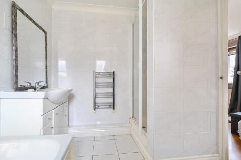 Ensuite Bathroom ...