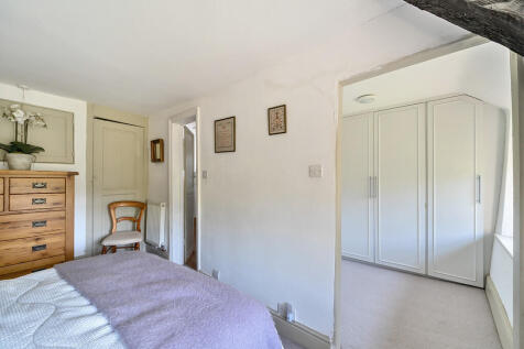 Bedroom 1 / Dress...