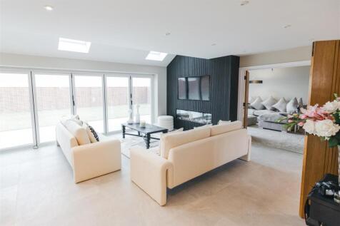 Lounge / Kitchen / Dining