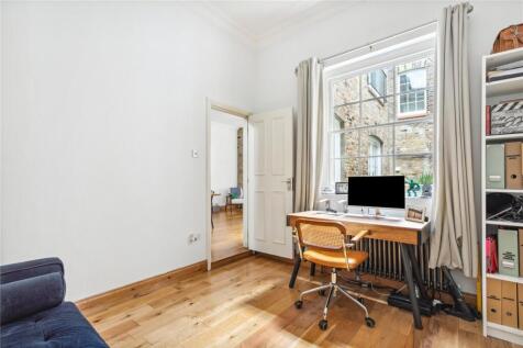 Bedroom / Study